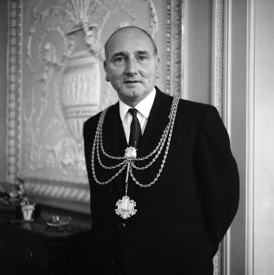 Burgemeester Samkalden ontvangt veertien burgemeesters uit Engeland. Mevrouw Sam, Bestanddeelnr 920-7558