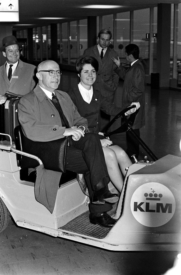 Burgemeester Samkalden naar Japan. Hier op het wagentje van de KLM, Bestanddeelnr 920-8357