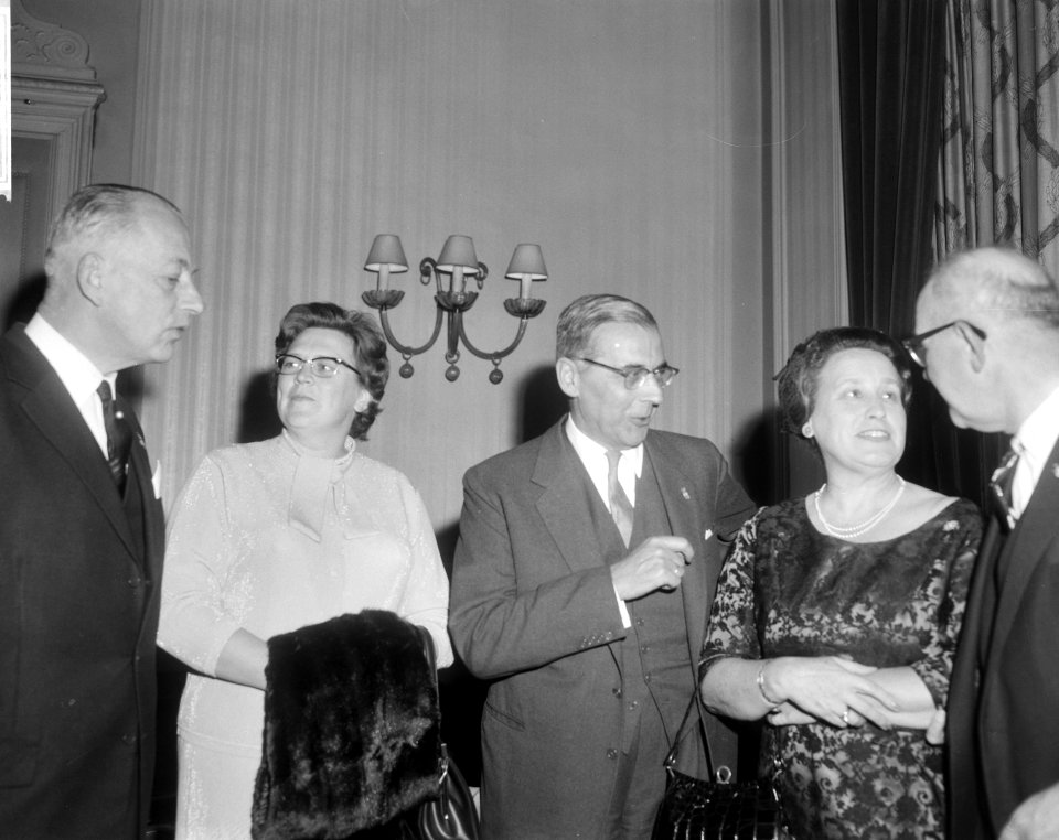 Burgemeester van Amsterdam Van Hall (midden) en Burgemeester Kolfschoten van Den, Bestanddeelnr 918-3141