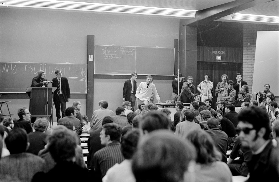 Burgemeester Samkalden spreekt voor studenten. Burgemeester Samkalden aan het wo, Bestanddeelnr 921-3993