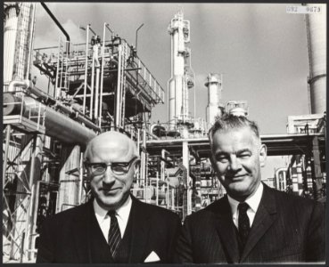 Burgemeester Samkalden bezoekt Mobil Oil , rechts direkteur raffinaderij A. C. B, Bestanddeelnr 092-0679