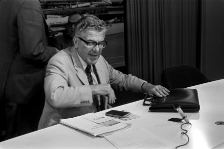 Burgemeester Thomassen tijdens de persconferentie, Bestanddeelnr 925-6604
