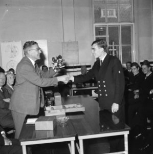 Burgemeester Thomassen van Rotterdam overhandigde sextant aan beste leerling zee, Bestanddeelnr 918-0401