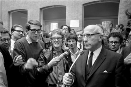 Burgemeester Samkalden spreekt voor studenten. Burgemeester Samkalden aan het wo, Bestanddeelnr 921-3990