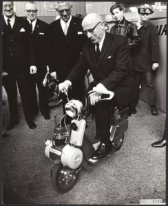Burgemeester Samkalden toonde veel belangstelling voor de miniscooter die tentoo, Bestanddeelnr 093-0145