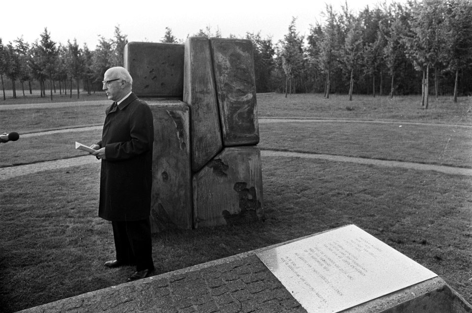 Burgemeester Samkalden onthult beeld ter nagedachtenis aan vermoorde Chileense p, Bestanddeelnr 928-1480