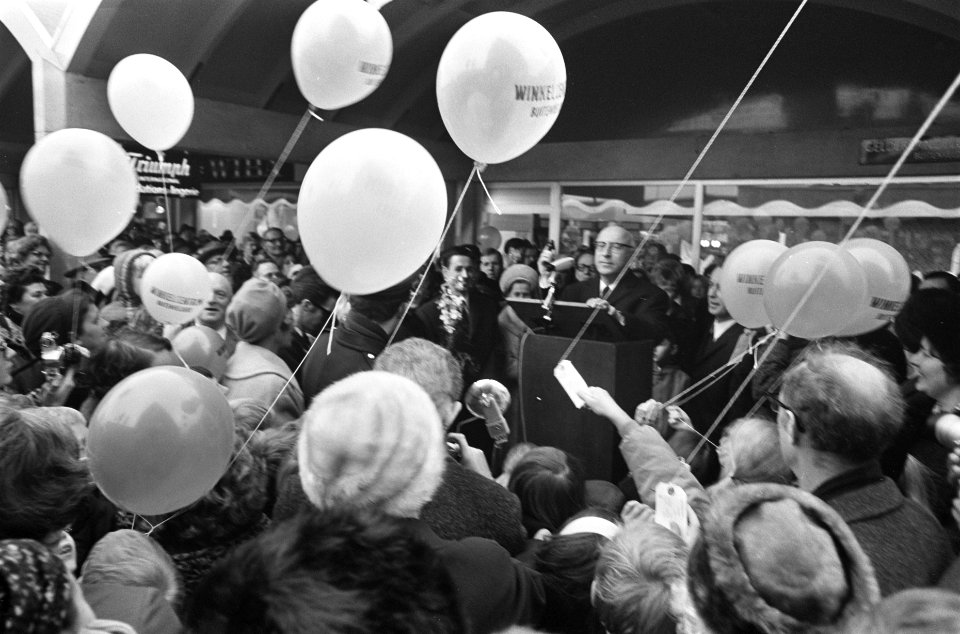 Burgemeester Samkalden opent winkelcentrum Gelderlandplein in Buiten Veldert, Bestanddeelnr 921-9022