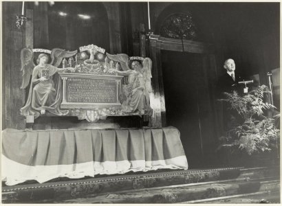 Burgemeester Reinalda onthult de gedenkplaat met namen van voor de stad gevallen gijzelaars in de Gravenzaal op het stadhuis. NL-HlmNHA 54005469
