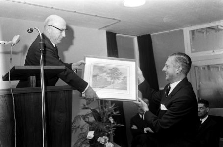 Burgemeester Samkalden opende Maarten Lutherhuis in Osdorp. Burgemeester Samkald, Bestanddeelnr 920-8238