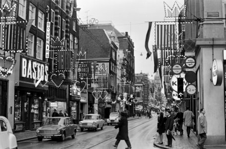 Burgemeester Samkalden ontstak feestverlichting binnenstaf een leder pop op het , Bestanddeelnr 920-8604
