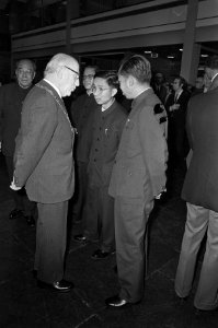 Burgemeester Samkalden met een aantal Chinezen, Bestanddeelnr 926-8677