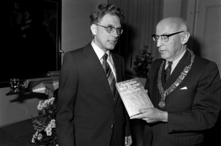 Burgemeester Samkalden neemt boek Amsterdam in de 20e eeuw , deel 1 uit handen, Bestanddeelnr 928-8559