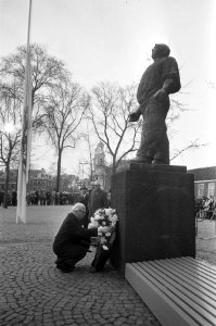 Burgemeester Samkalden legt een krans, Bestanddeelnr 927-0259