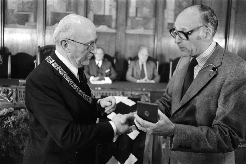 Burgemeester Samkalden neemt afscheid van Adamse gemeenteraad locoburg Verhey , Bestanddeelnr 929-1988