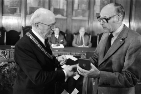 Burgemeester Samkalden neemt afscheid van Adamse gemeenteraad locoburg Verhey , Bestanddeelnr 929-1988
