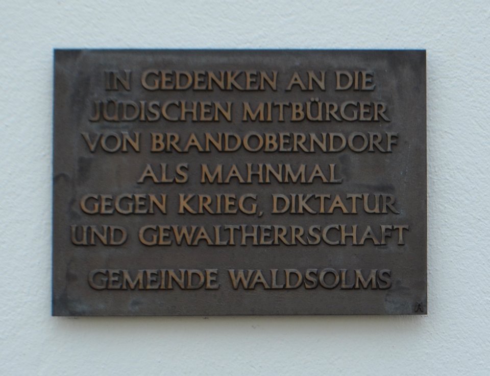 Brandoberndorf, Lindenplatz 2, Ehemaliges Schul- und Rathaus, Gedenktafel
