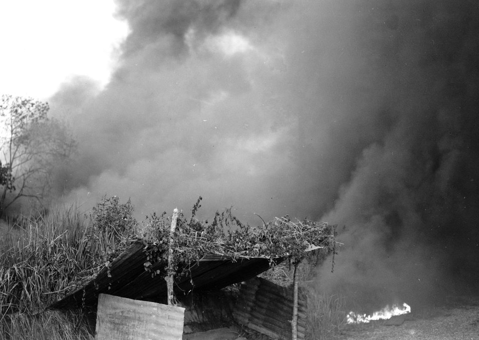 Brandhaard rukt op en bedreigt een schuilhut, Bestanddeelnr 15933