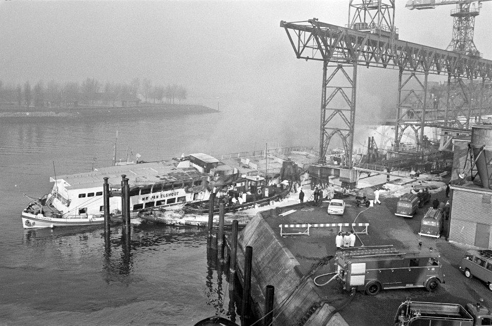 Brand op logementschip mr. Jan Elshout van Marine bij RDM Rotterdam, Bestanddeelnr 924-2621