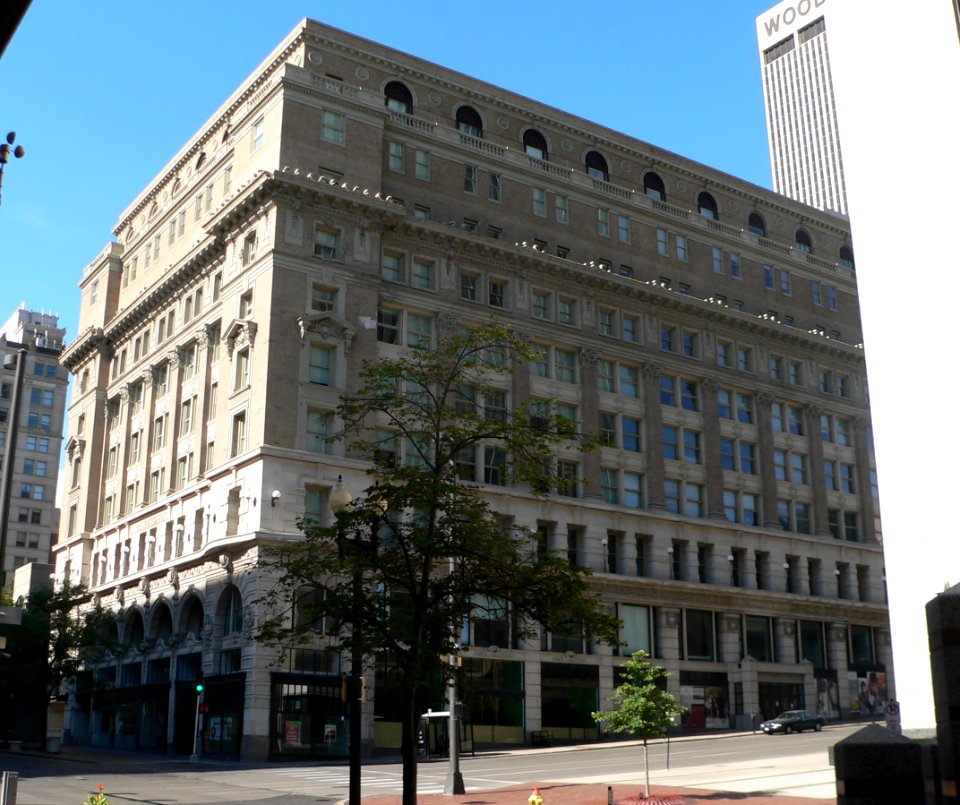 Brandeis building (Omaha) from NE 2