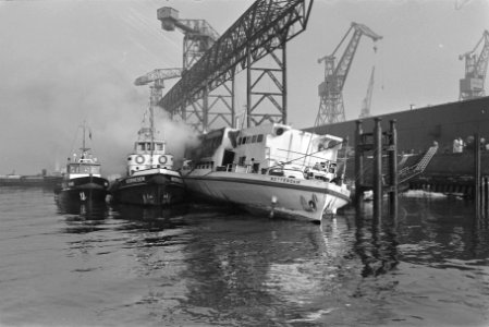 Brand op logementschip mr. Jan Elshout van Marine bij Rotterdam, Bestanddeelnr 924-2617