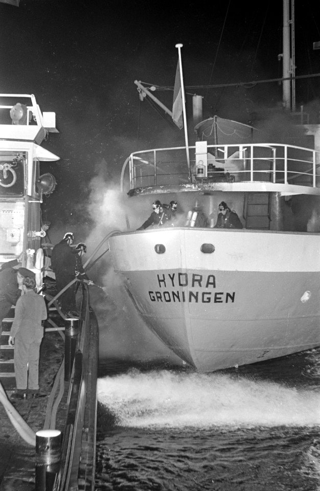 Brand op kustvaarder Hydra in Coenhaven te Amsterdam. De blussingswerkzaamheden, Bestanddeelnr 921-5335