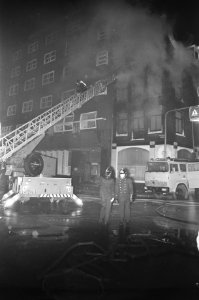 Brand op Nieuwmarkt, Amsterdam kost twee mensen het leven overzicht brand, Bestanddeelnr 928-4320