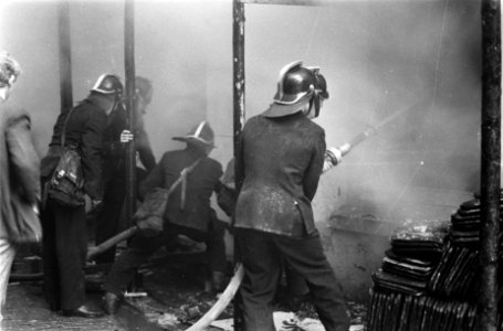 Brand op Nieuwendijk, de brandweer aan het blussen, Bestanddeelnr 921-0234