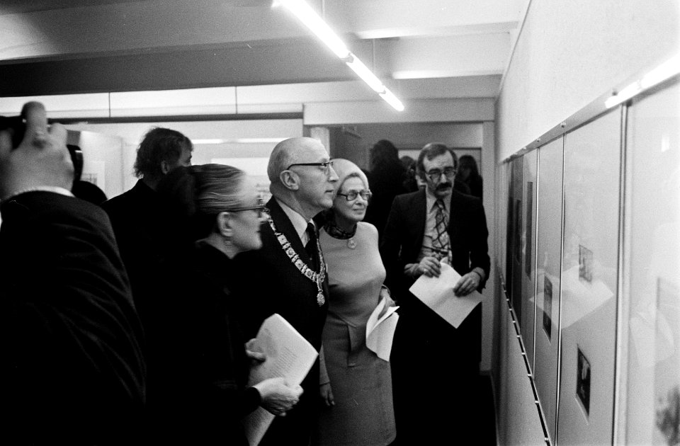 Burgemeester Samkalden opent tentoonstelling Amsterdam, wonen, werken, spelen , Bestanddeelnr 927-6702