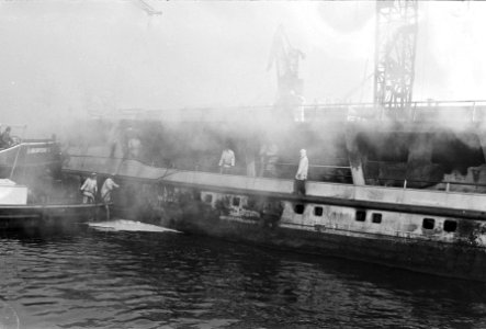 Brand op logementschip mr. Jan Elshout van Marine bij Rotterdam, Bestanddeelnr 924-2618