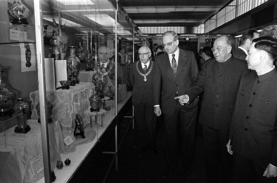 Burgemeester Samkalden (links) met minister Van der Stee en de Chinese ambassade, Bestanddeelnr 926-8675