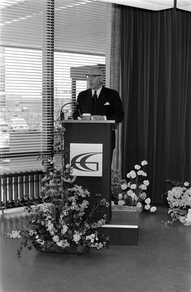 Burgemeester Samkalden opent Geveke en Groenpol huis aan de Kabelweg 25 te Amst…, Bestanddeelnr 922-3940