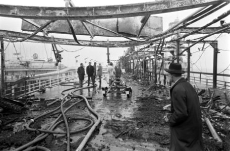 Brand op pier van Scheveningen. Op de hoofdpier brandden de winkeltjes geheel ui, Bestanddeelnr 921-2775