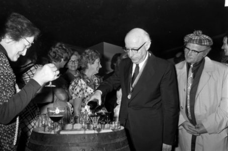 Burgemeester Samkalden opent het journalistencafé in de RAI, Bestanddeelnr 928-0131