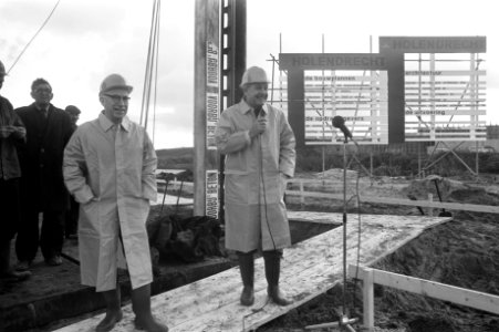 Burgemeester Samkalden slaat eerste paal voor bouw 2838 woningen in Holendrecht , Bestanddeelnr 927-6161