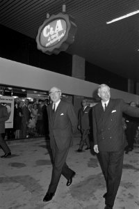 Burgemeester Samkalden (links) en de heer W. Brenninkmeijer maken een rondgang d, Bestanddeelnr 921-6463