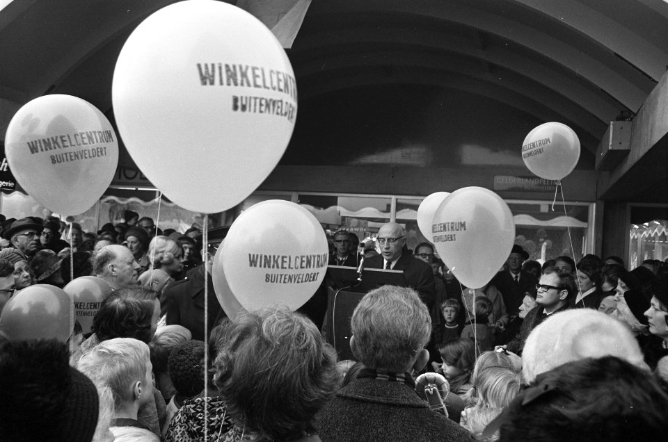Burgemeester Samkalden opent winkelcentrum Gelderlandplein in Buiten Veldert, Bestanddeelnr 921-9019