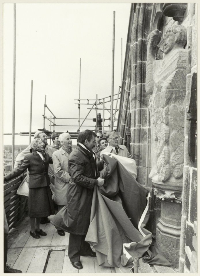 Burgemeester Reehorst onthult boven op de Grote kerk een beeld gemaakt door Anne Hofte. NL-HlmNHA 54013904