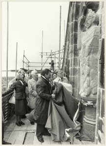 Burgemeester Reehorst onthult boven op de Grote kerk een beeld gemaakt door Anne Hofte. NL-HlmNHA 54013904