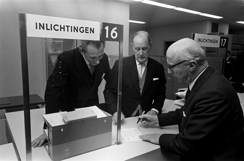 Burgemeester Samkalden opent het nieuwe kantoor Burgerlijke Stand aan de Herengr, Bestanddeelnr 921-1835
