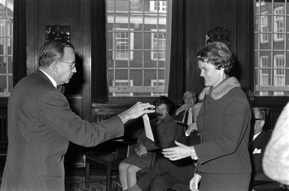 Burgemeester Samkalden (rechts) reikt Gulden Letter uit aan Henry Knap nr. 15 , Bestanddeelnr 921-8966