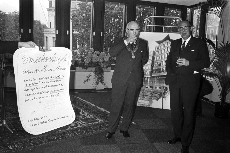 Burgemeester Samkalden (l) en Amev-directeur Van Looden, links een protestbrief , Bestanddeelnr 924-5875
