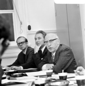 Burgemeester Samkalden (rechts), naast hem mr J Kampers (directeur van het dis, Bestanddeelnr 926-9204