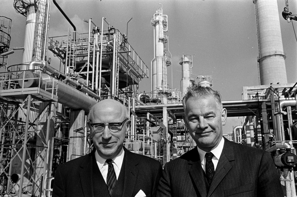 Burgemeester Samkalden bezoekt Mobil Oil , rechts direkteur raffinaderij A. C. B, Bestanddeelnr 921-1946