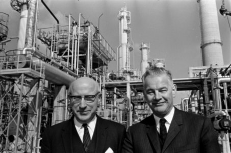 Burgemeester Samkalden bezoekt Mobil Oil , rechts direkteur raffinaderij A. C. B, Bestanddeelnr 921-1946