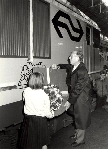 Burgemeester Reehorst onthult de Locomotief Haarlem van de N.S. Geschonken in 1986 door United Photos de Boer bv, NL-HlmNHA 54021124