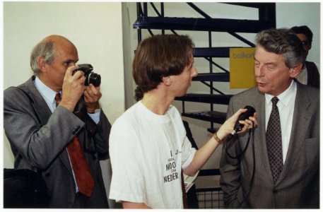 Burgemeester Pop fotografeert premier Wim Kok bij de landelijke 1 mei-viering van de PvdA in het concertgebouw. NL-HlmNHA 54036198