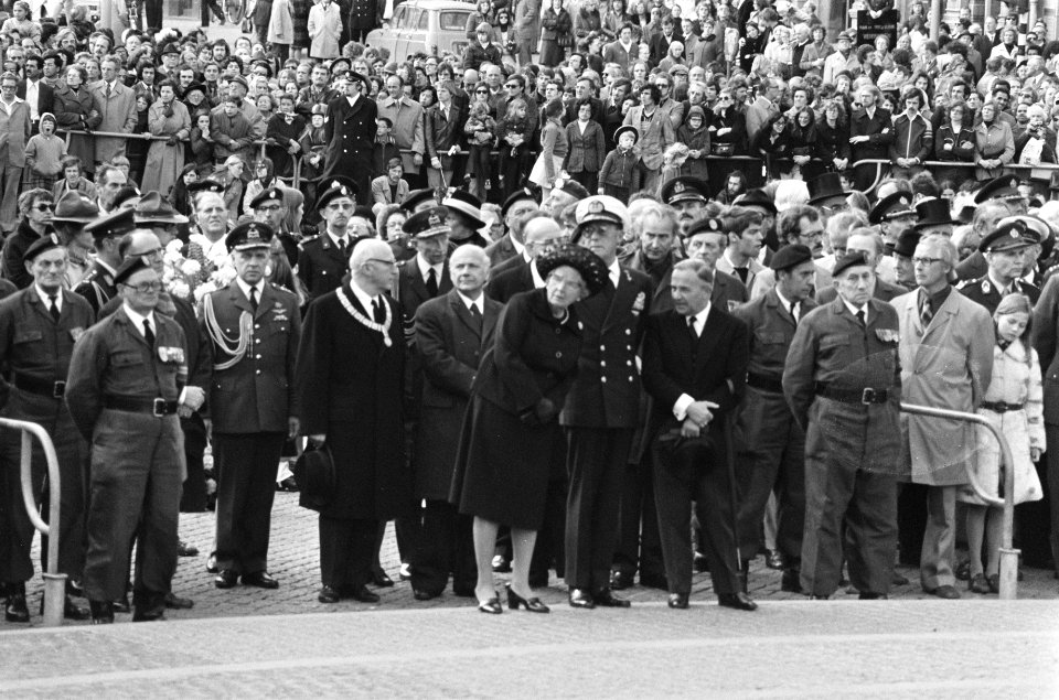 Burgemeester Samkalden, minister-president Den Uyl, koningin Juliana en prins Be, Bestanddeelnr 927-9113