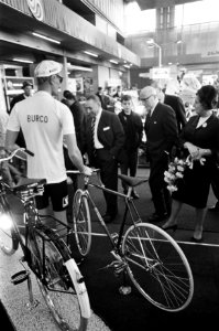 Burgemeester Samkalden opende tweewielertentoonstelling in de RAI. Bij een stand, Bestanddeelnr 921-1127