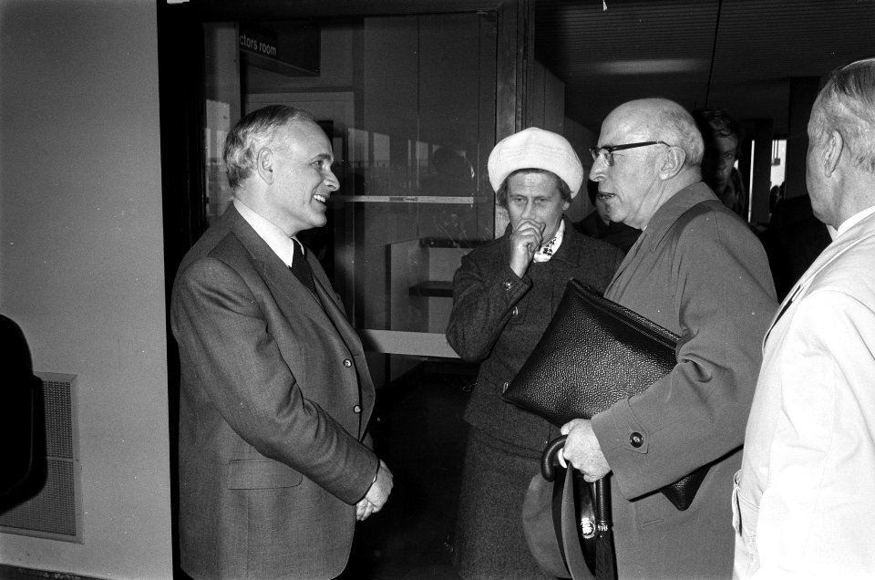 Burgemeester Samkalden (rechts) arriveert op Schiphol vanuit Israël en wordt beg, Bestanddeelnr 923-4325