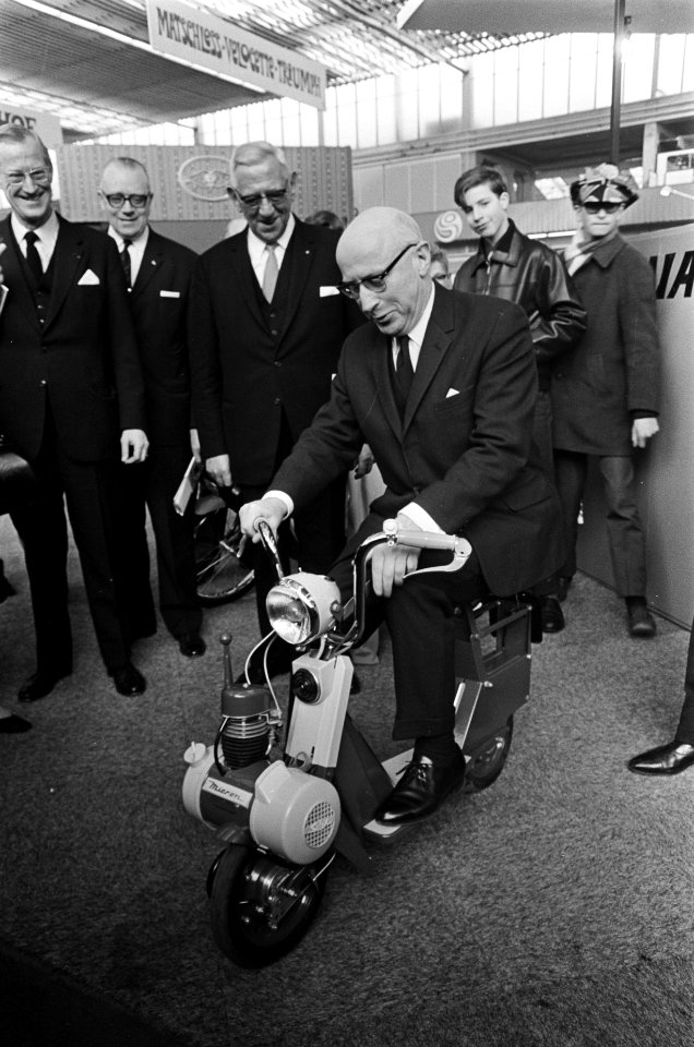 Burgemeester Samkalden opende tweewielertentoonstelling in de RAI. Burgemeester , Bestanddeelnr 921-1122